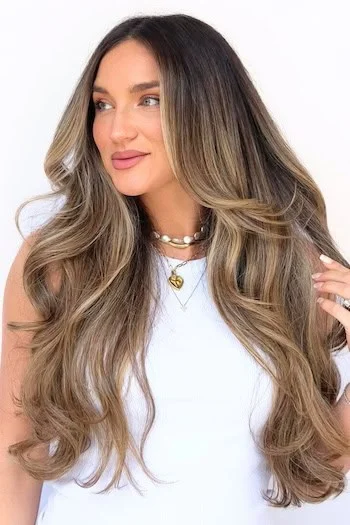 Rooted Bronde Layers with Glamorous Waves