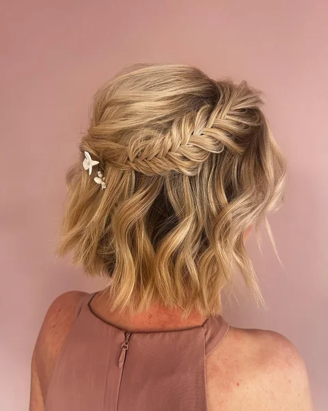 Sleek Blunt Bob in Pale Strawberry Blonde