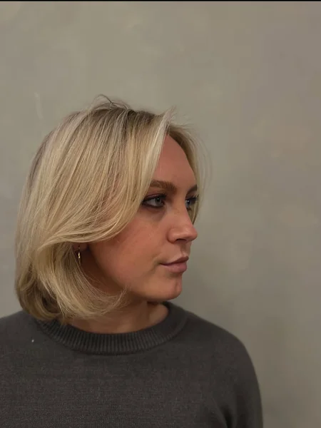 Effortless Layered Blonde Bob with Voluminous Ends