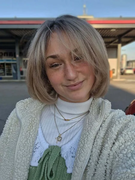 Soft Blonde Bob with Face-Framing Curtain Bangs