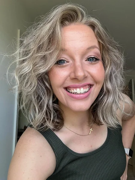 Wavy Blonde Bob for Effortless Beachy Texture