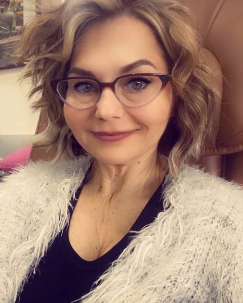 Chic Honey-Blonde Choppy Bob with Face-Framing Waves