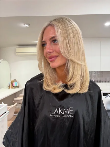 Chic Vanilla Blonde Lob with Face-Framing Butterfly Layers