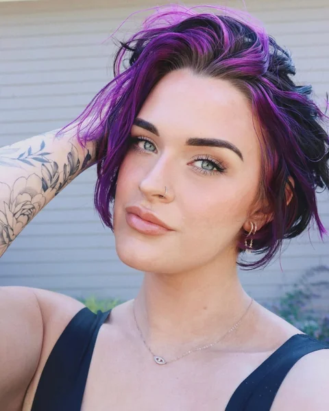 Edgy Amethyst Dream: Bold Purple Accents on Wavy Pixie-Bob