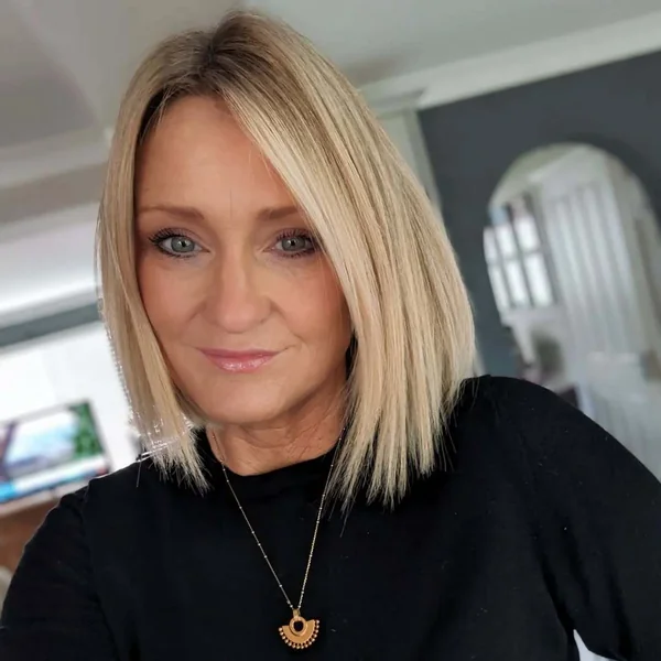Sleek Honey Blonde Lob for Thick Hair