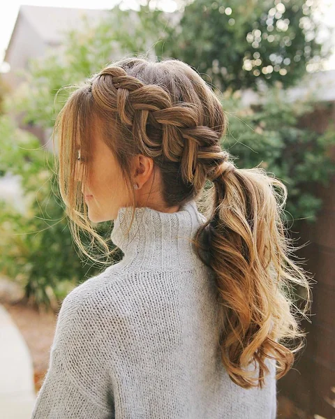 Voluminous Retro Wavy Ponytail with Elegant Crown Lift