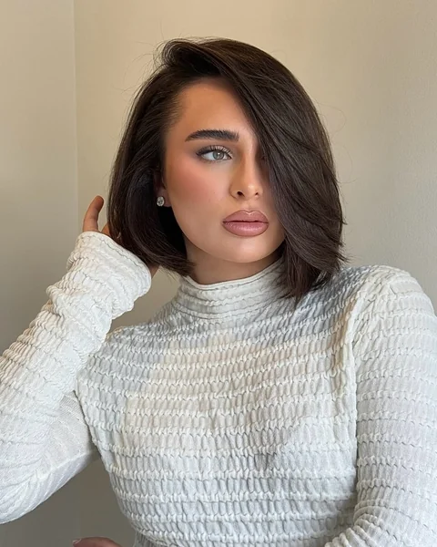 Honey-Toned Voluminous Bob with Elegant Side Sweep