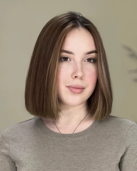 Sleek Straight Lob with Subtle Honey Highlights