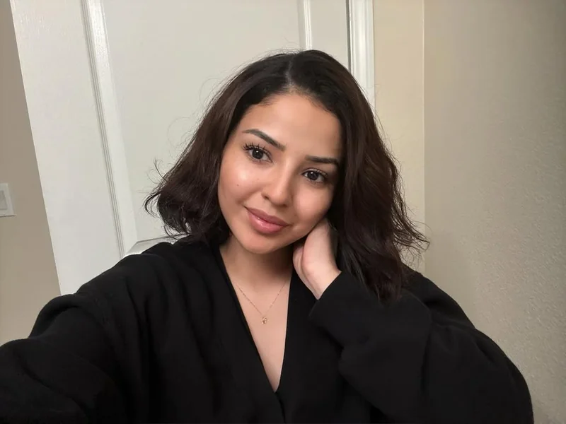 Chic Cocoa-Brown Bob with Soft Internal Layers