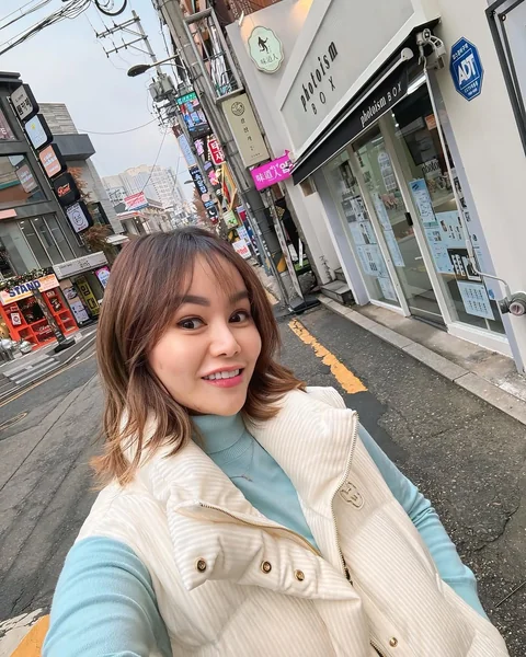 Glossy Shadow-Rooted Korean Bob with Subtle C-Waves