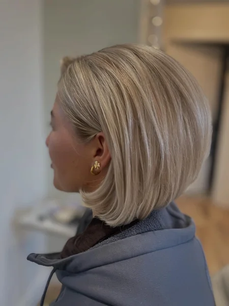 Rounded Blonde Bob, Back View