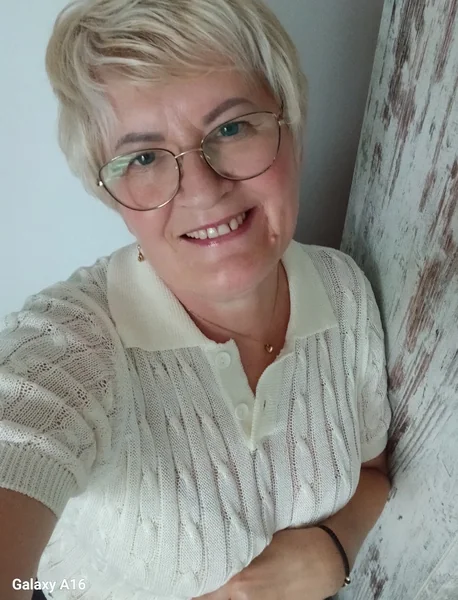 Side-Swept Layered Bob Pixie