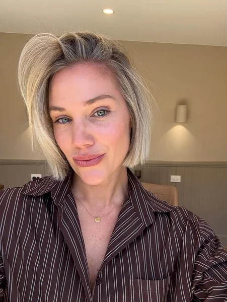 Blunt Blonde Bob, Half-Up Style