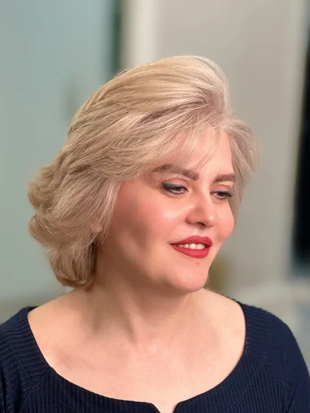 Voluminous Short Bob with Side Sweep