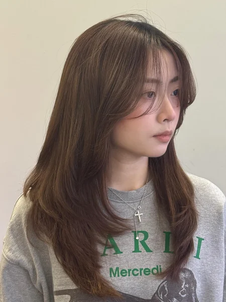 Oval Layered Haircut Medium Length with Bangs