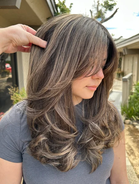 Wavy Face-Framing Layers with Highlights