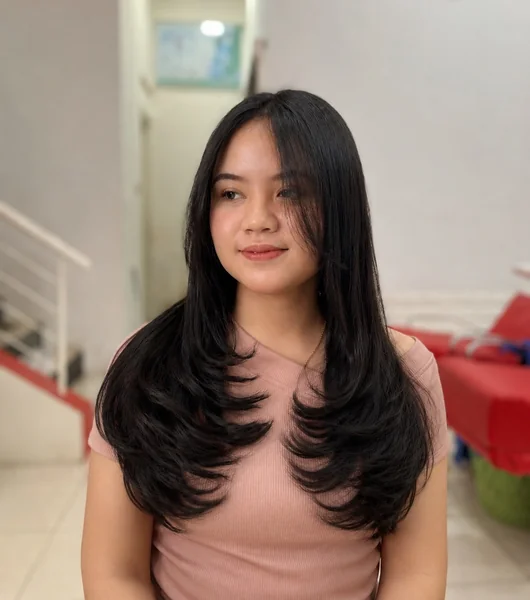 Oval Face Layered Haircut with Feathered Layers