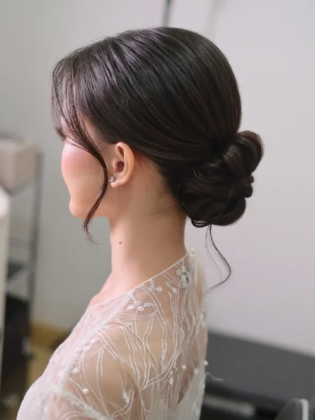 Open Wavy Hairstyle for Indian Reception