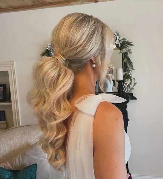 Low Voluminous Ponytail
