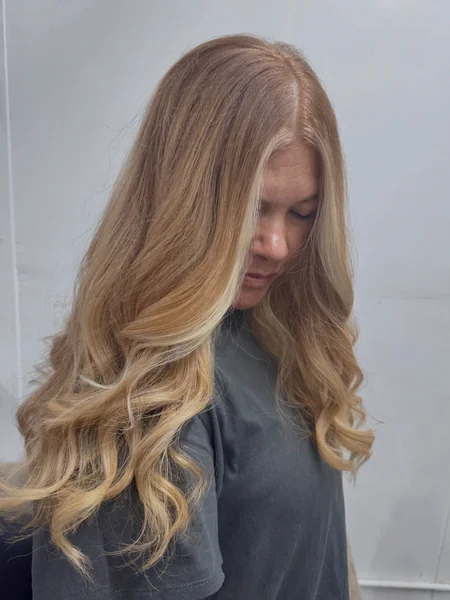Soft Honey Blonde Waves