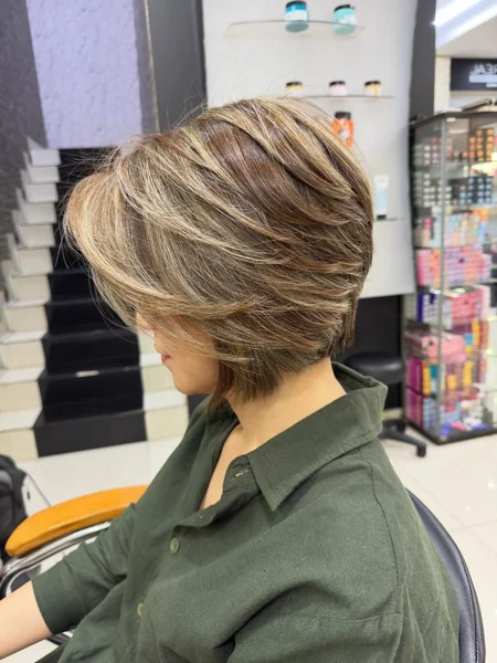 Feathered Bob with Caramel Highlights