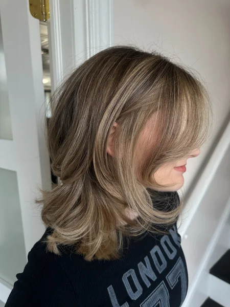 Flipped Bronde Layers Medium Length