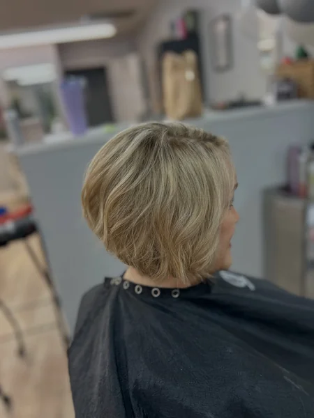 Stacked Bob with Loose Waves