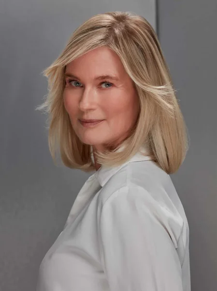 Sleek Lob with Swept Layers
