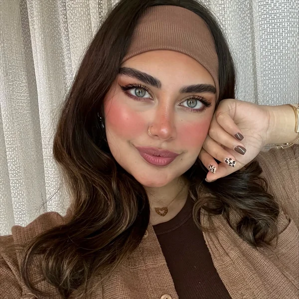 Ribbed Headband With Wavy Brown Hair