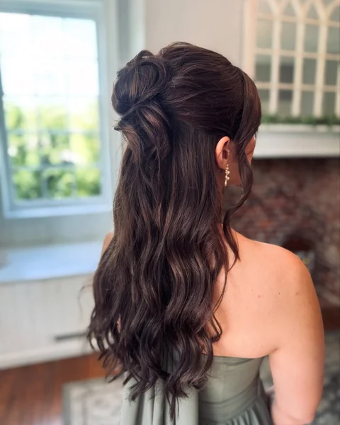 Half-Up Knot with Soft Waves