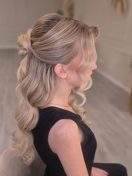 Half-Up Knot with Soft Waves
