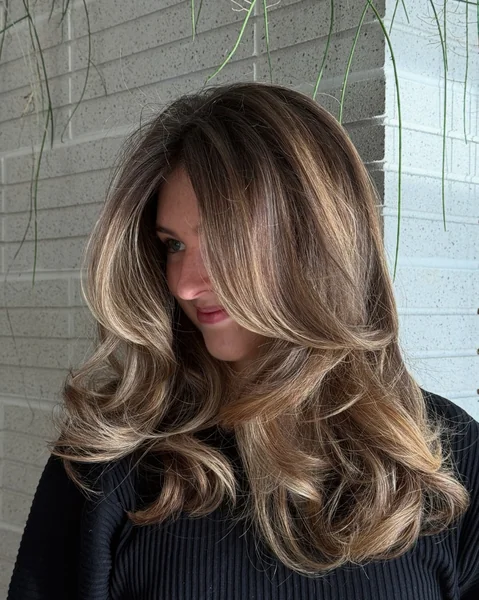 Bouncy Bronde Blowout with Highlights