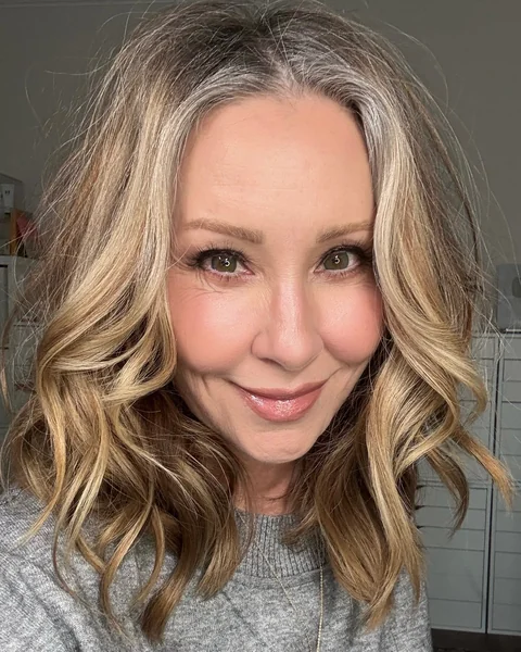 Wavy Lob with Golden Highlights
