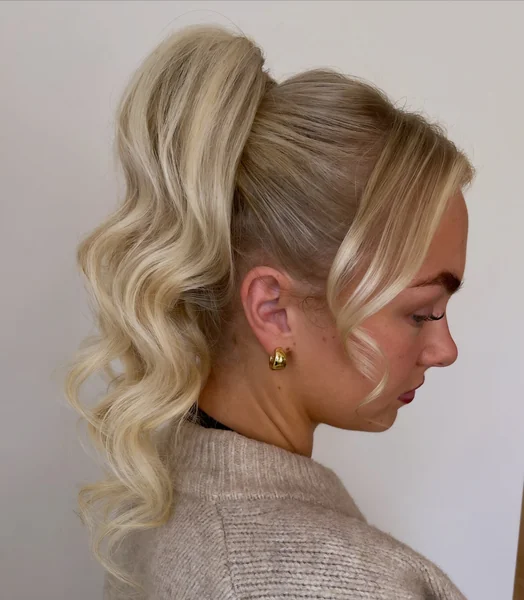 Bouncy Ponytail with Face-Framing Curl