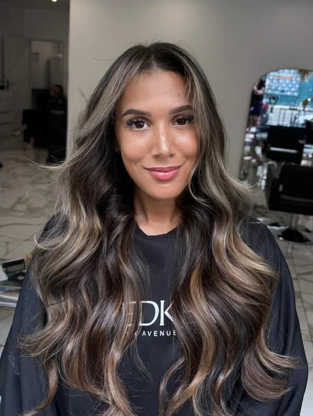 Medium Wavy Hairstyle for Women