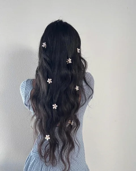 Long Waves with Scattered Flower Clips